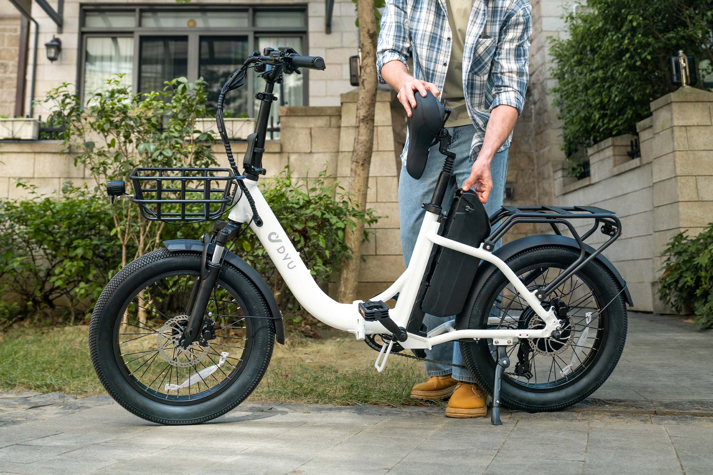 DYU C9 user removing a battery for indoor e-bike charging