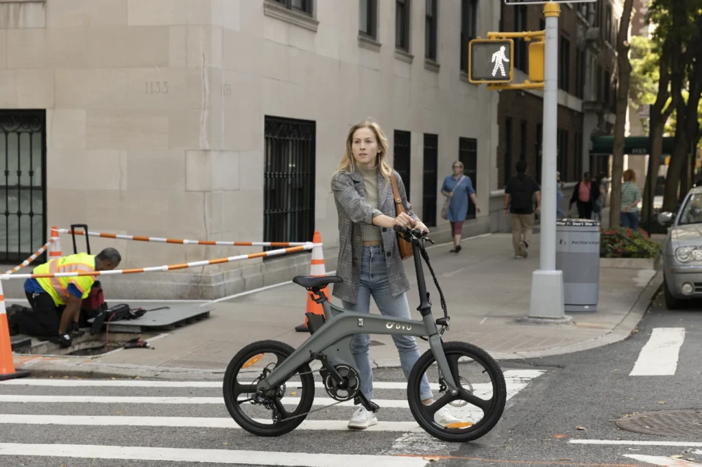 DYU T1 rider in a real city setting for an e-bike pedal sensor buyer guide