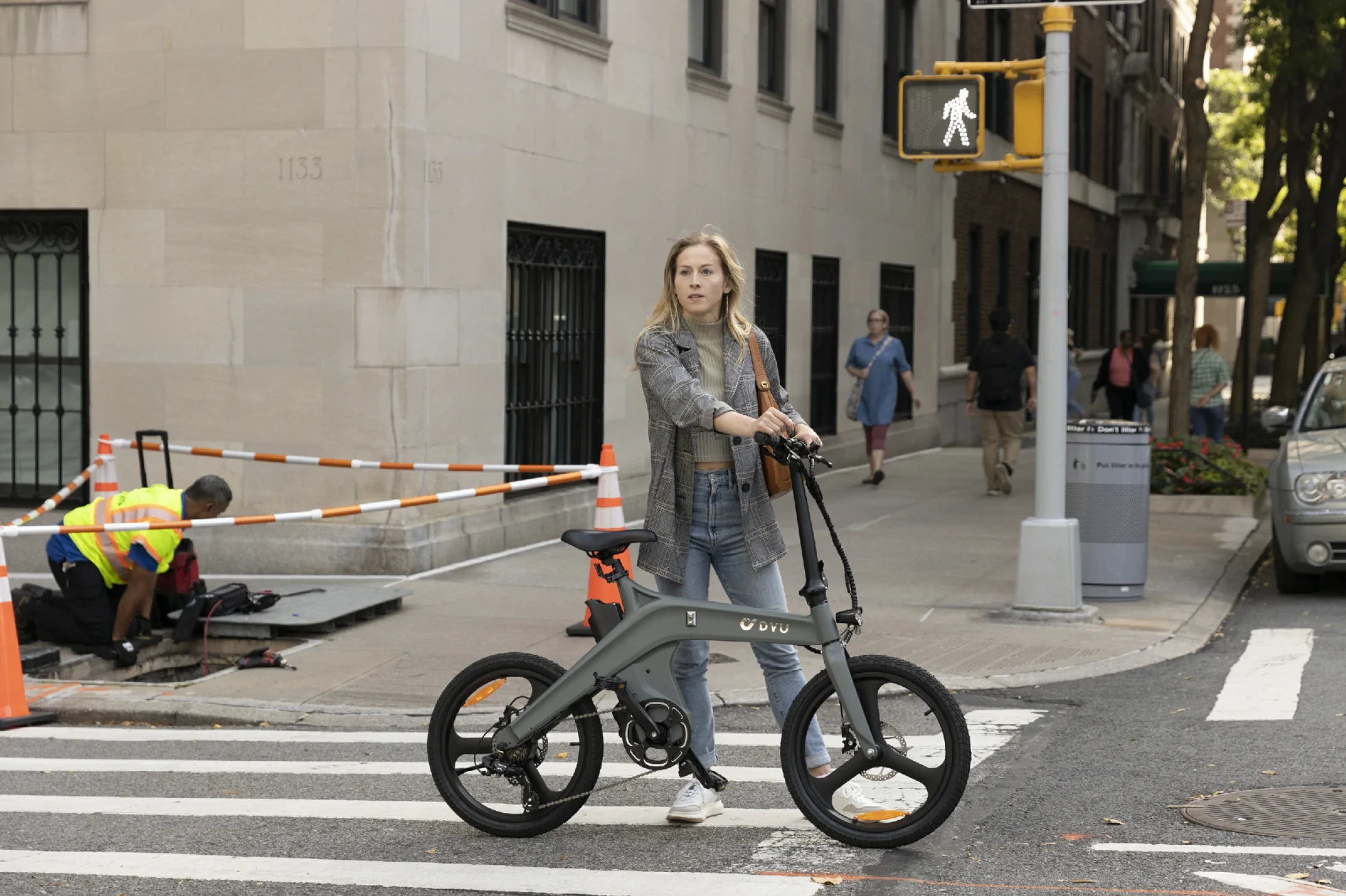 DYU T1 rider in a real city setting for an e-bike pedal sensor buyer guide