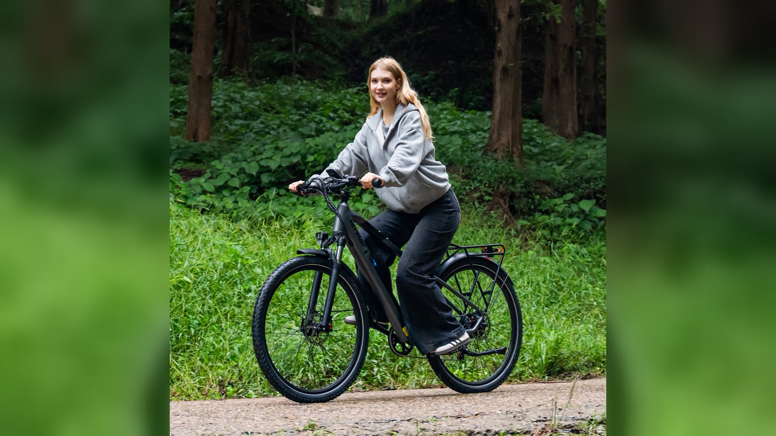 Ciclista numa HITWAY BK7S Plus num caminho florestal enquanto avalia a autonomia da bateria