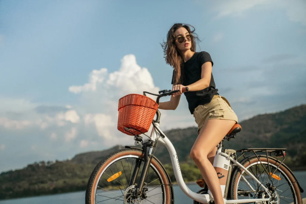 DYU-branded city e-bike on a lakeside route for a battery retention check