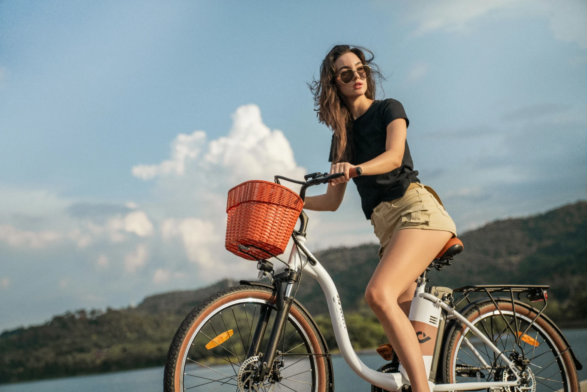 DYU-branded city e-bike on a lakeside route for a battery retention check