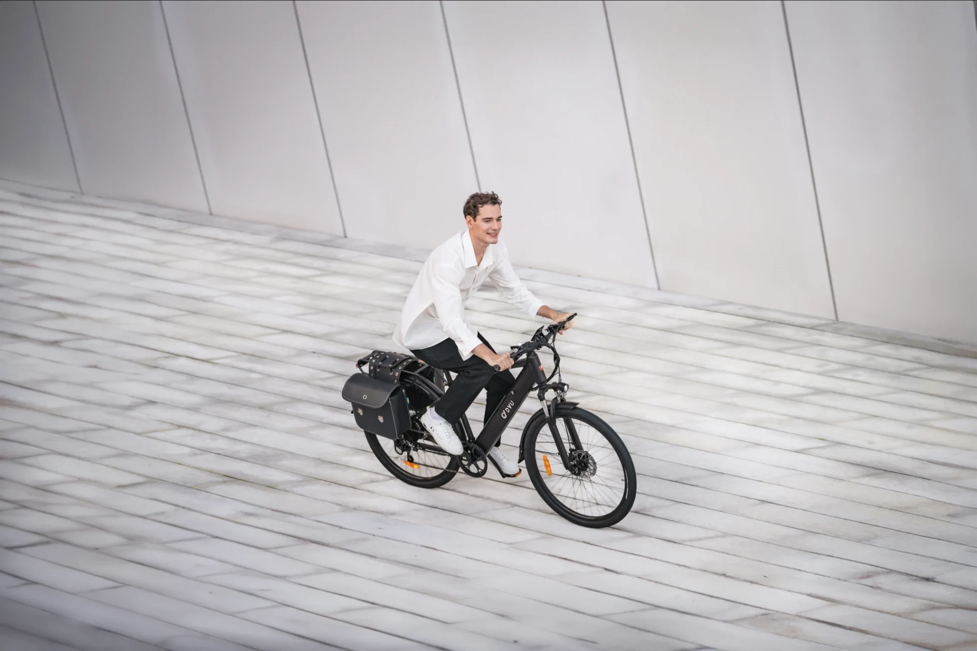 E-Bike Mudguard Guide: Coverage, Fit and Safety 4 City e-bike on a smooth route while full-length and clip-on mudguards are assessed
