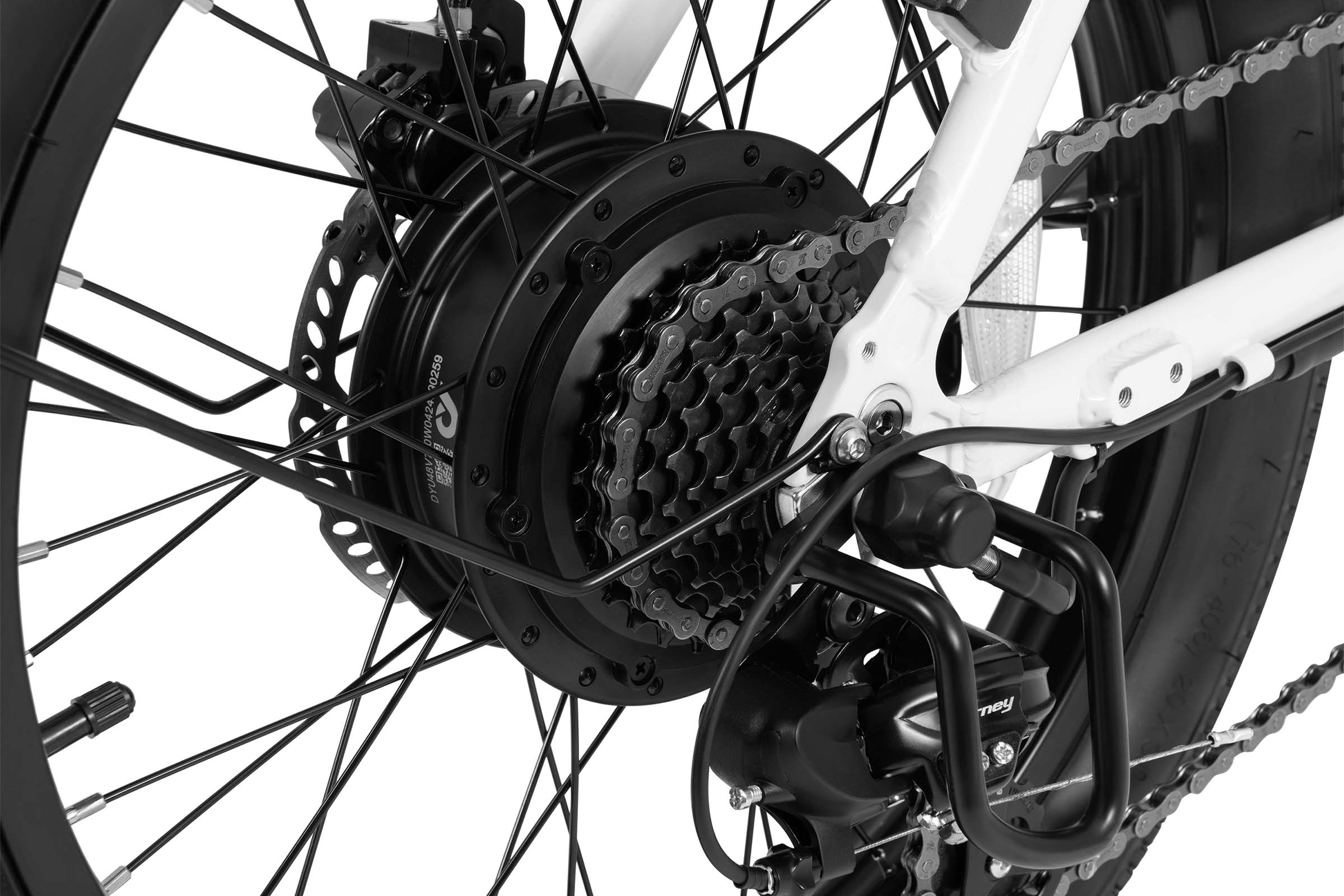 E-cykels elektriska systemdetaljer under en laddare och batterikompatibilitetskontroll